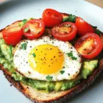 Avocado Toast mit Ei und Tomaten