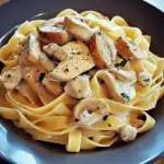 Tagliatelle mit Pilzen und Huhn in Sahnesoße