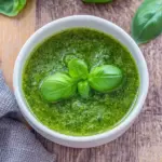 Basilikum Pesto Rezept - einfach und schnell selber machen