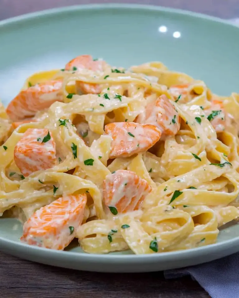 Pasta mit Lachs und Sahnesoße